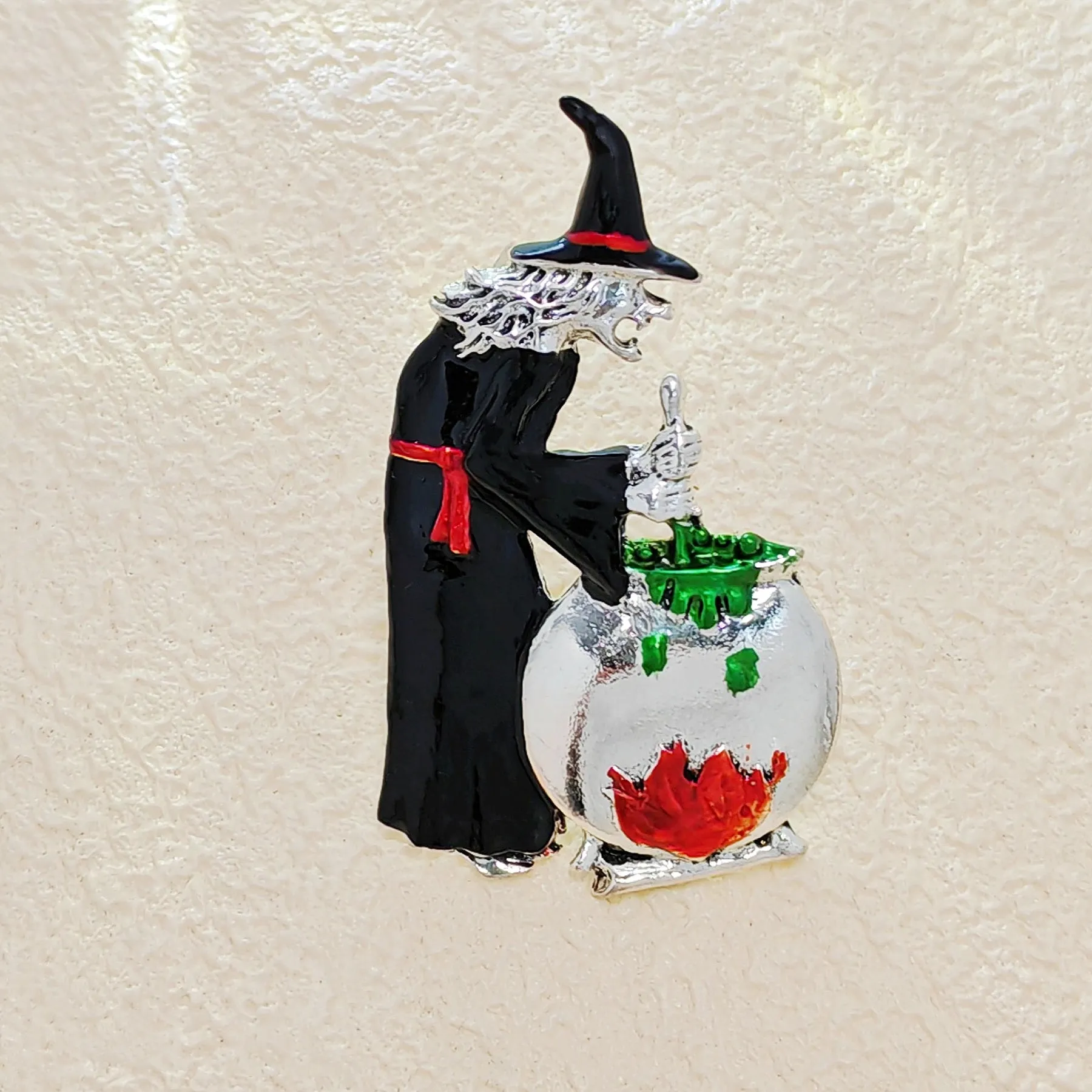 Spooky Old Ugly Witch Stirring Cauldron Brooch Halloween Wardrobe Jewelry