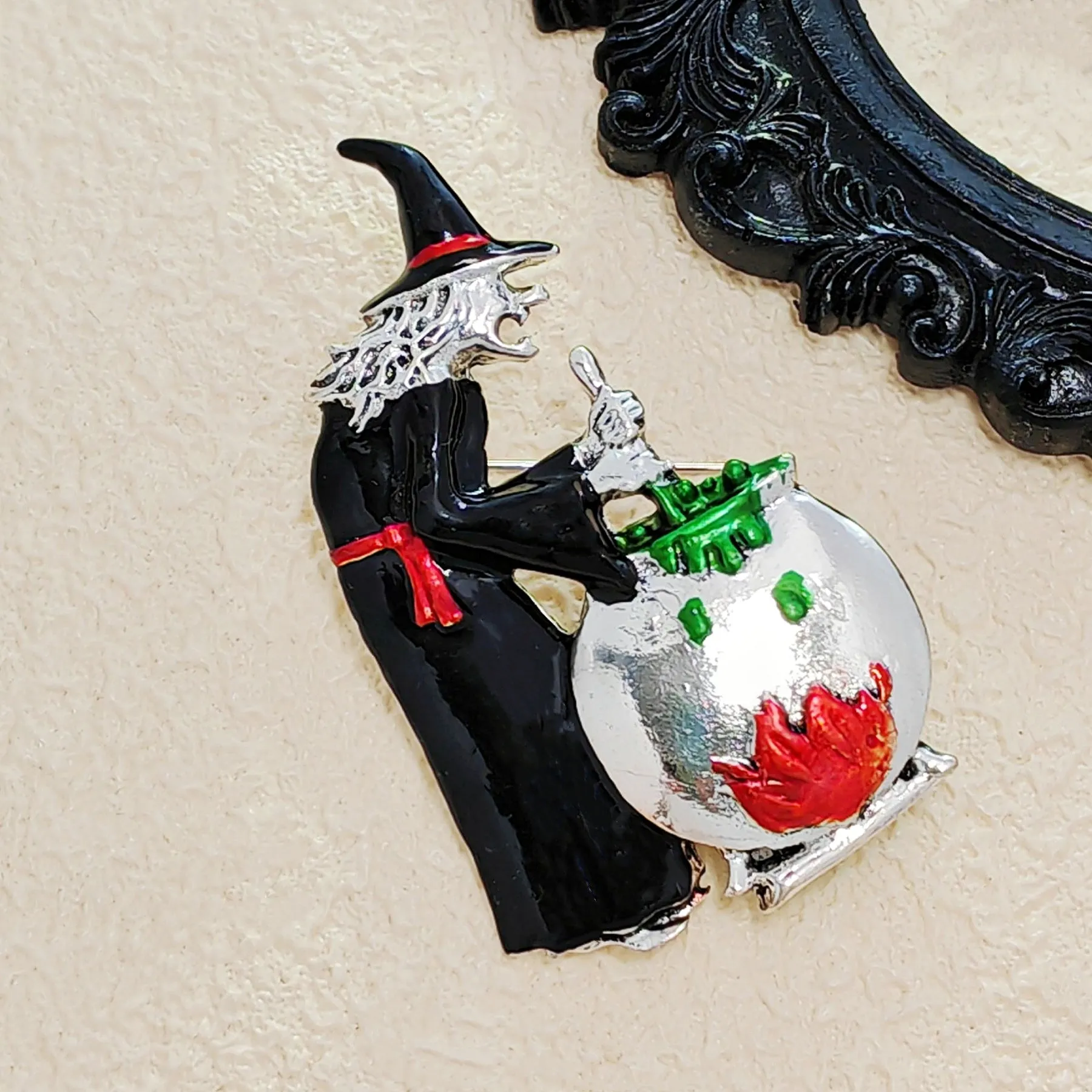 Spooky Old Ugly Witch Stirring Cauldron Brooch Halloween Wardrobe Jewelry